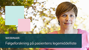 En person som smiler med et skilt bak