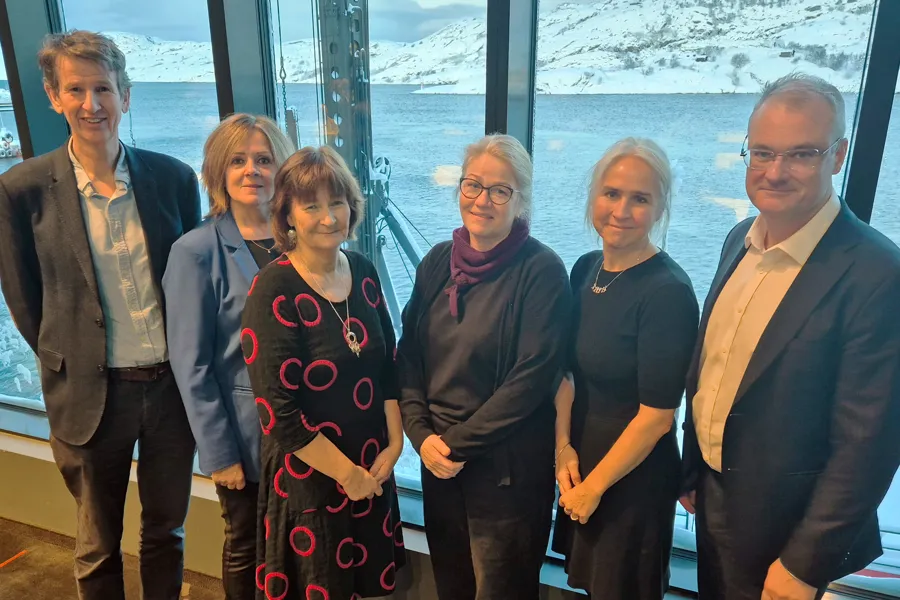 En gruppe mennesker som poserer for et bilde