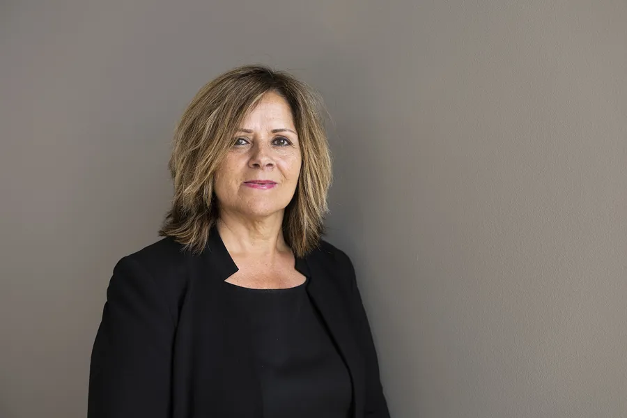 En mann i svart skjorte