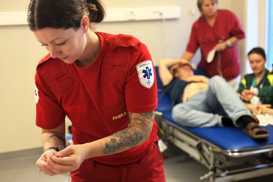 En person i rød skjorte