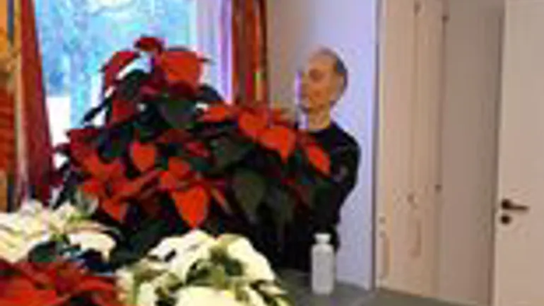 En person bak en blomsterbukett