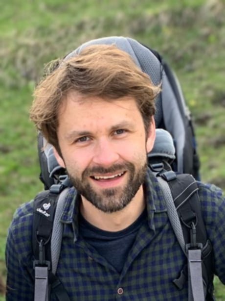 En mann med ryggsekk