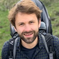 En mann med ryggsekk