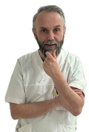 En mann med hånden på haken