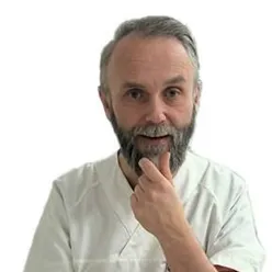 En mann med hånden på haken