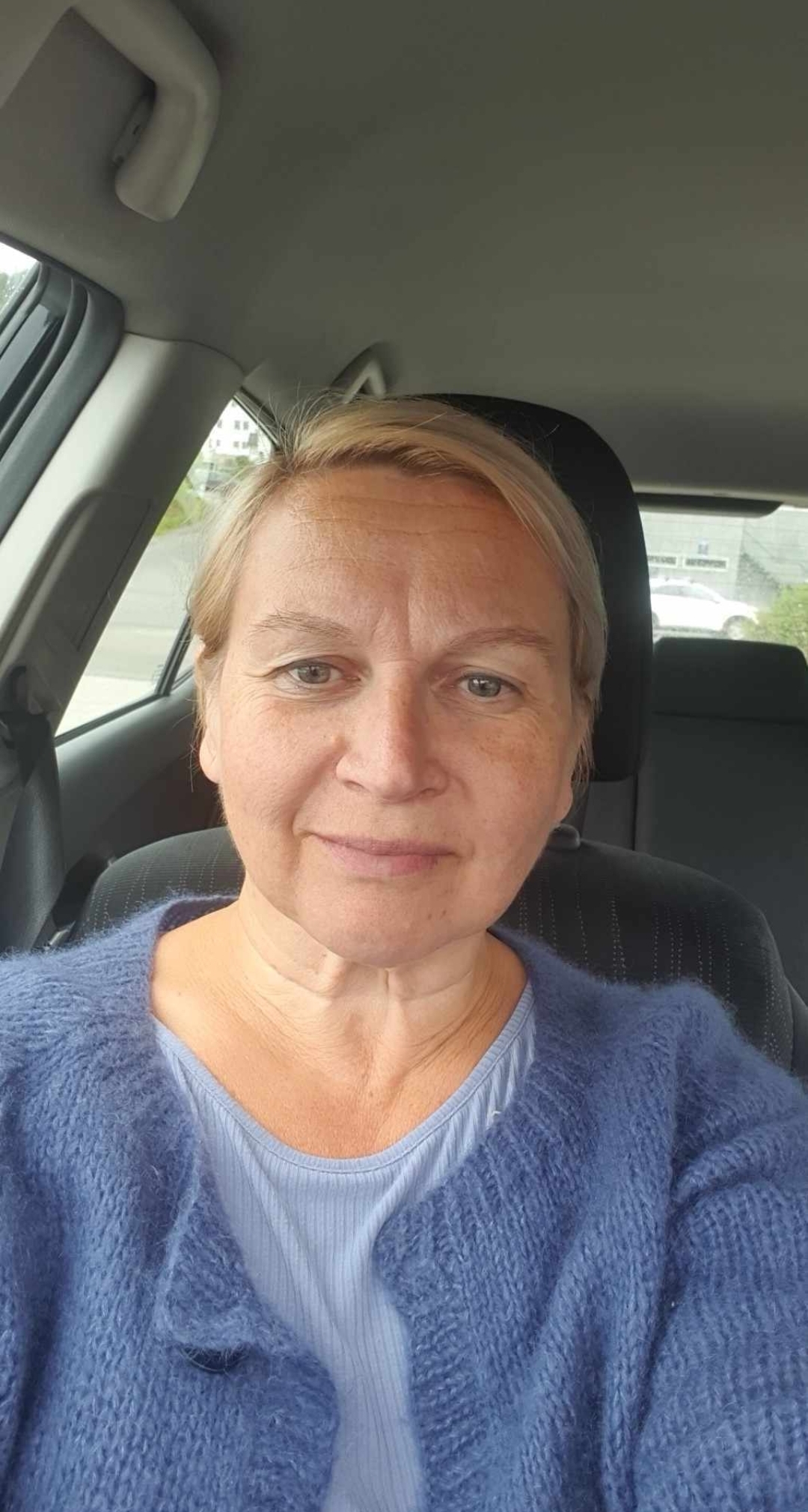 En person som sitter i en bil