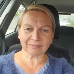 En person som sitter i en bil