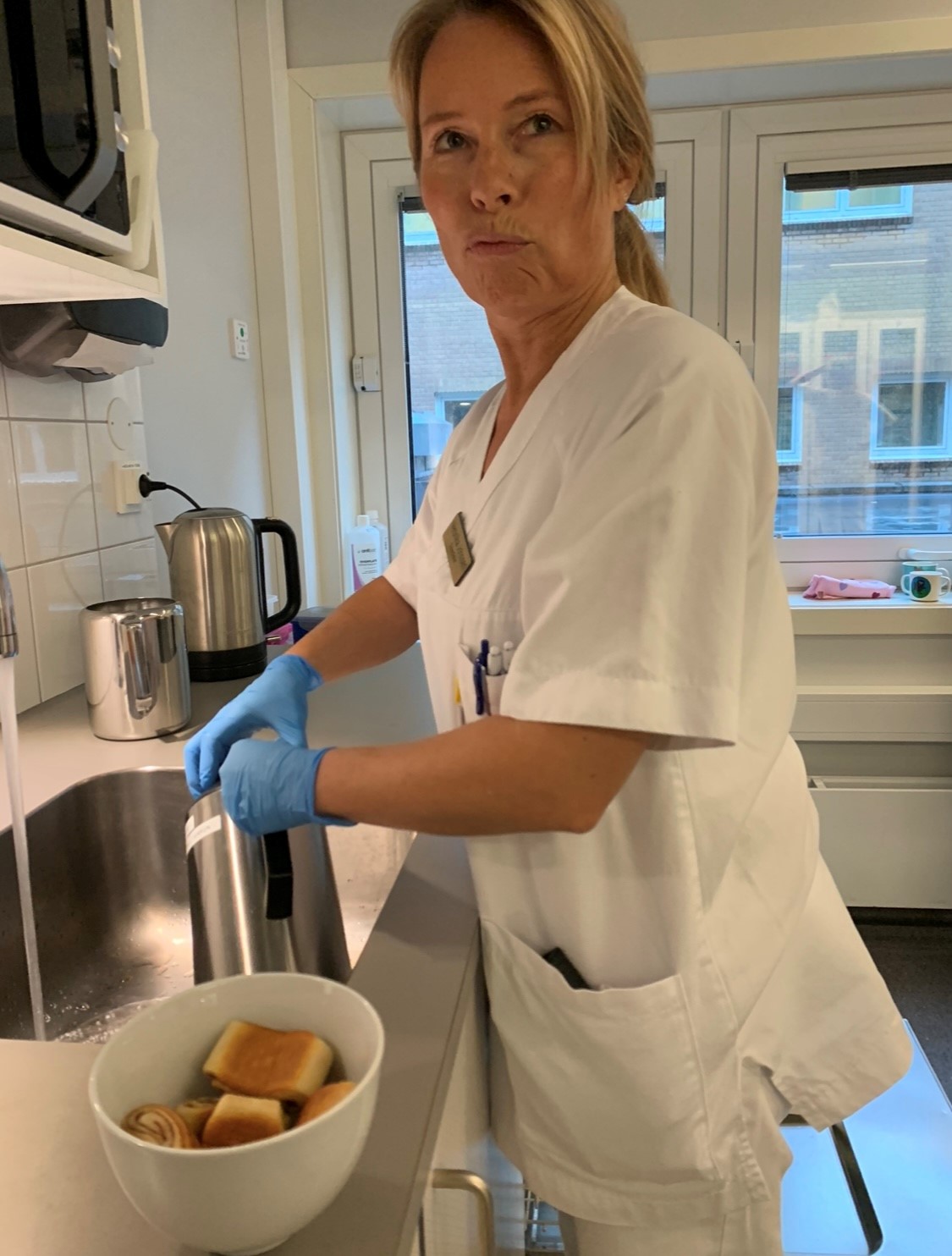 En person i hvit frakk