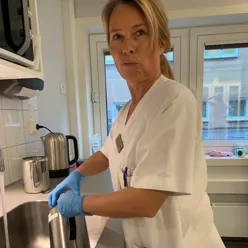 En person i hvit frakk