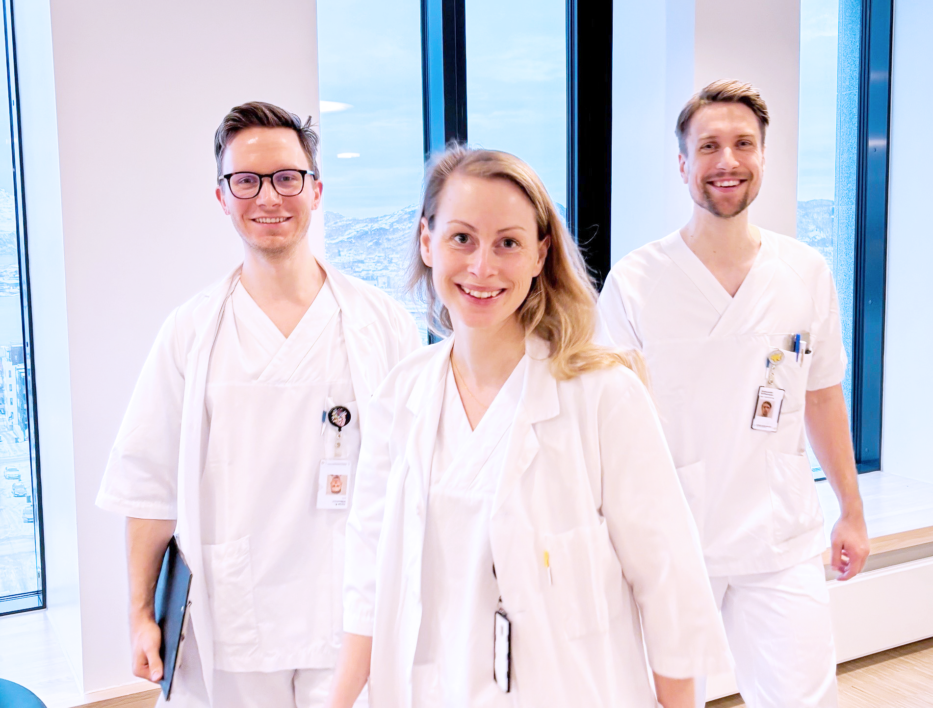 En gruppe mennesker iført hvite legefrakker