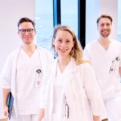 En gruppe mennesker iført hvite legefrakker