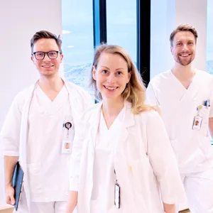 En gruppe mennesker iført hvite legefrakker