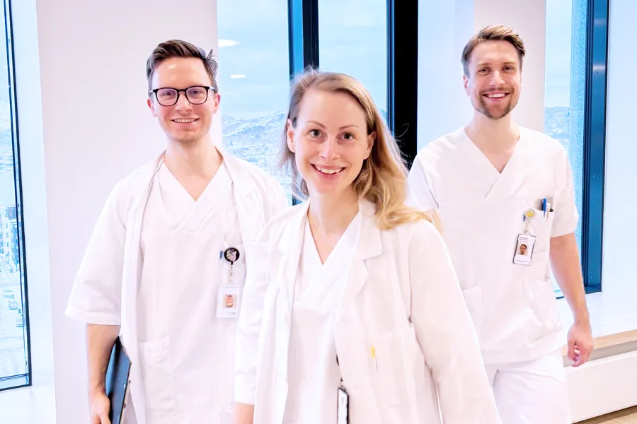 En gruppe mennesker iført hvite legefrakker