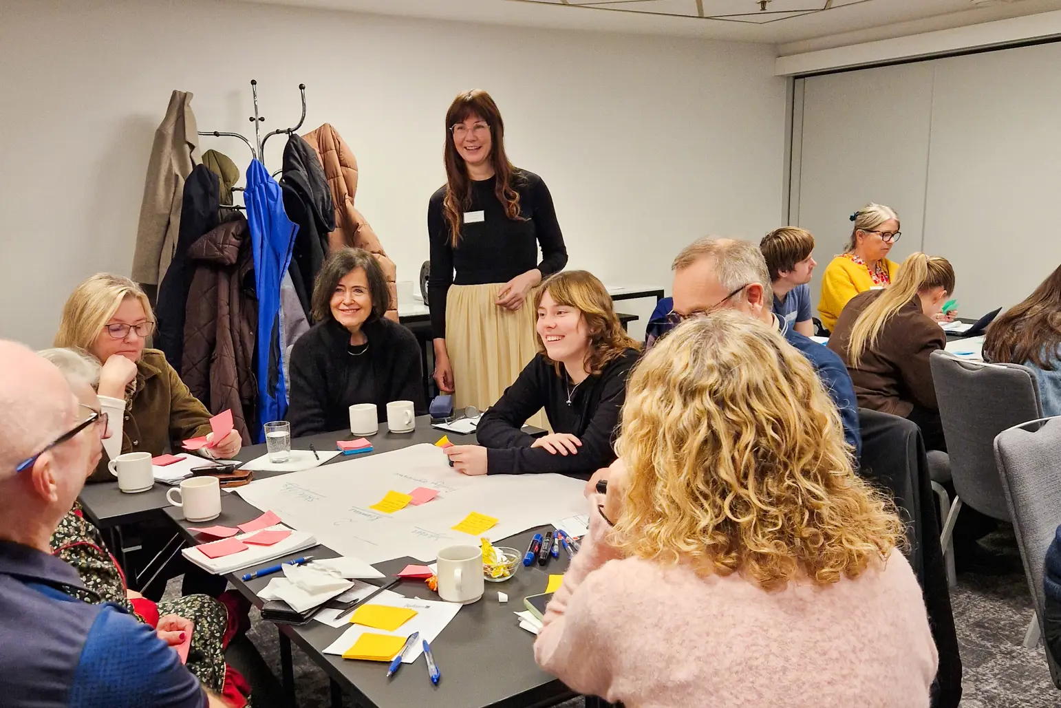 En gruppe mennesker som sitter rundt et bord