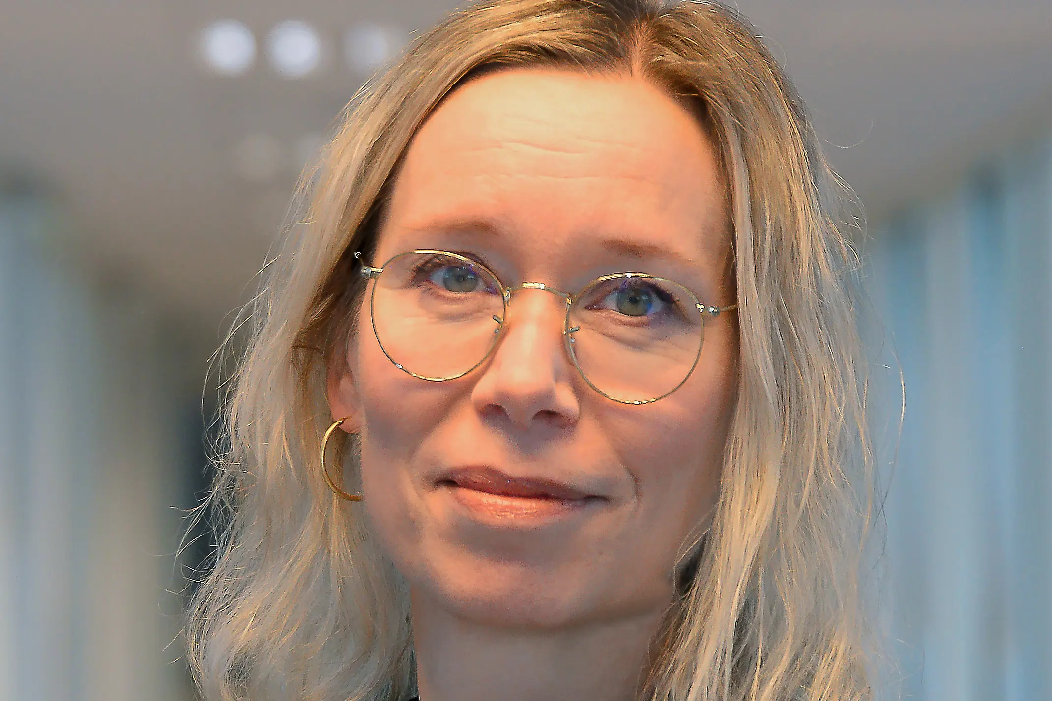 En person som bruker briller