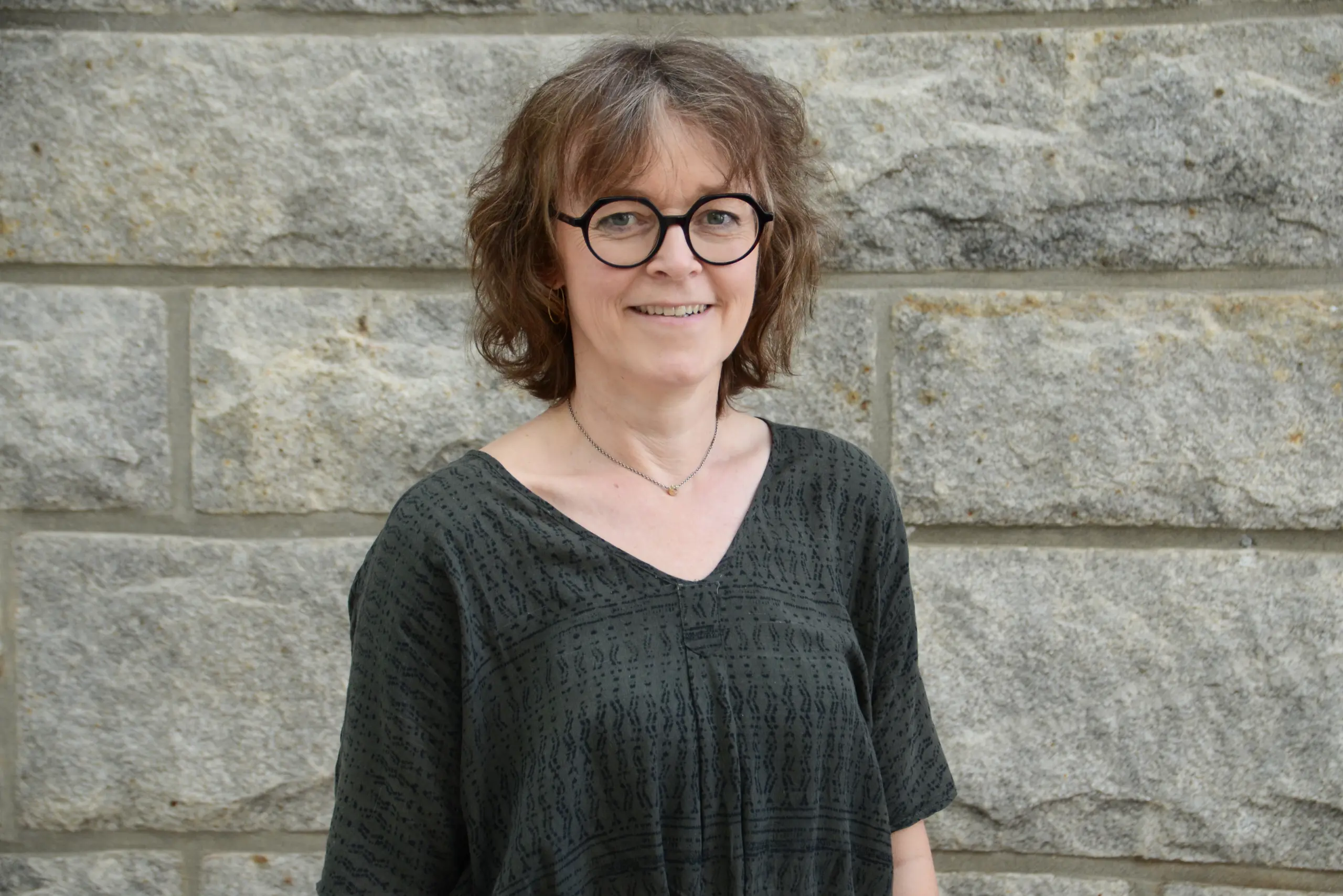 En person som bruker briller