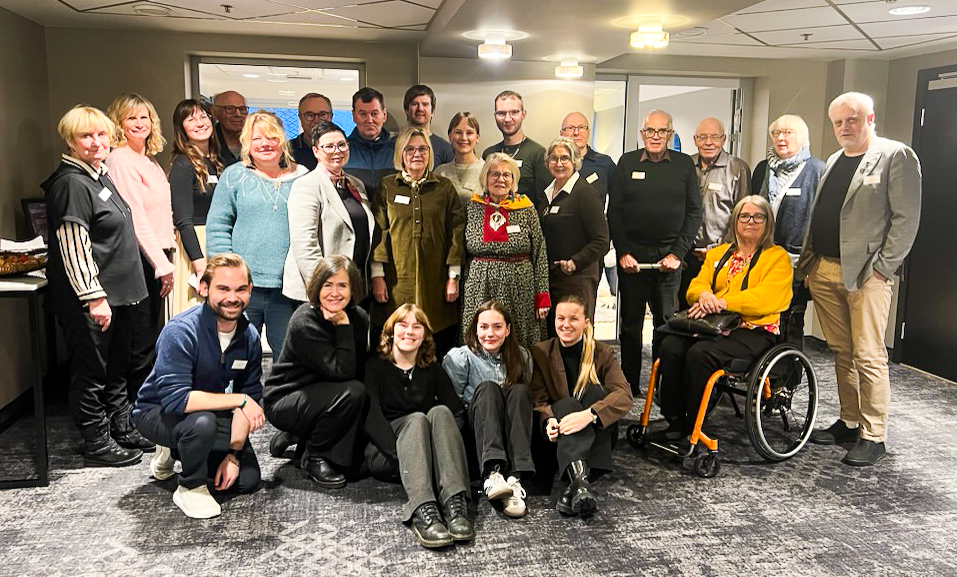 En gruppe mennesker som poserer for et bilde