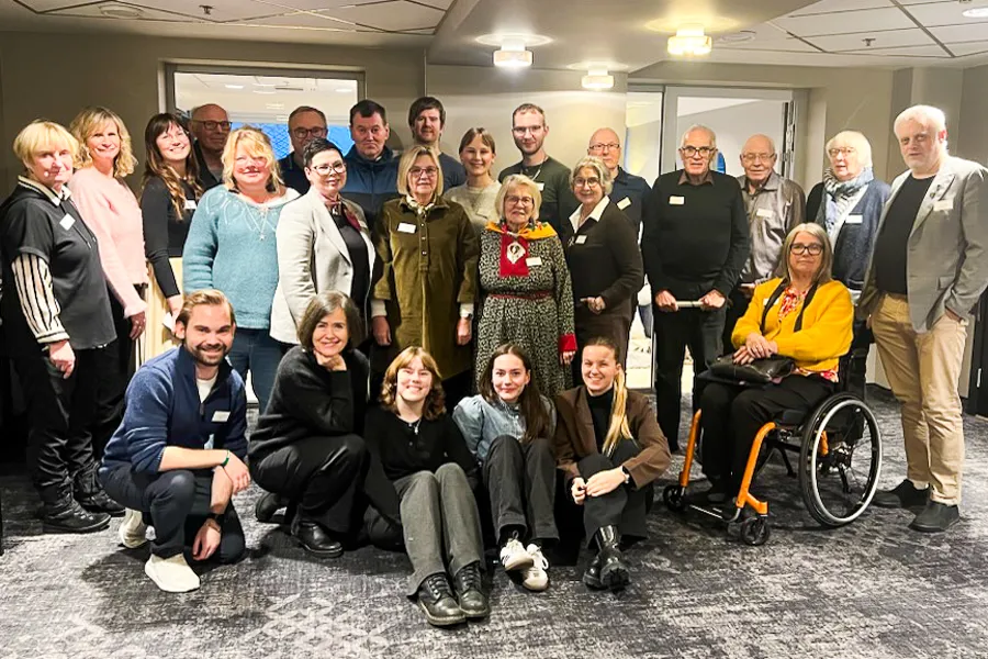 En gruppe mennesker som poserer for et bilde