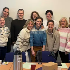 En gruppe mennesker som poserer for et bilde