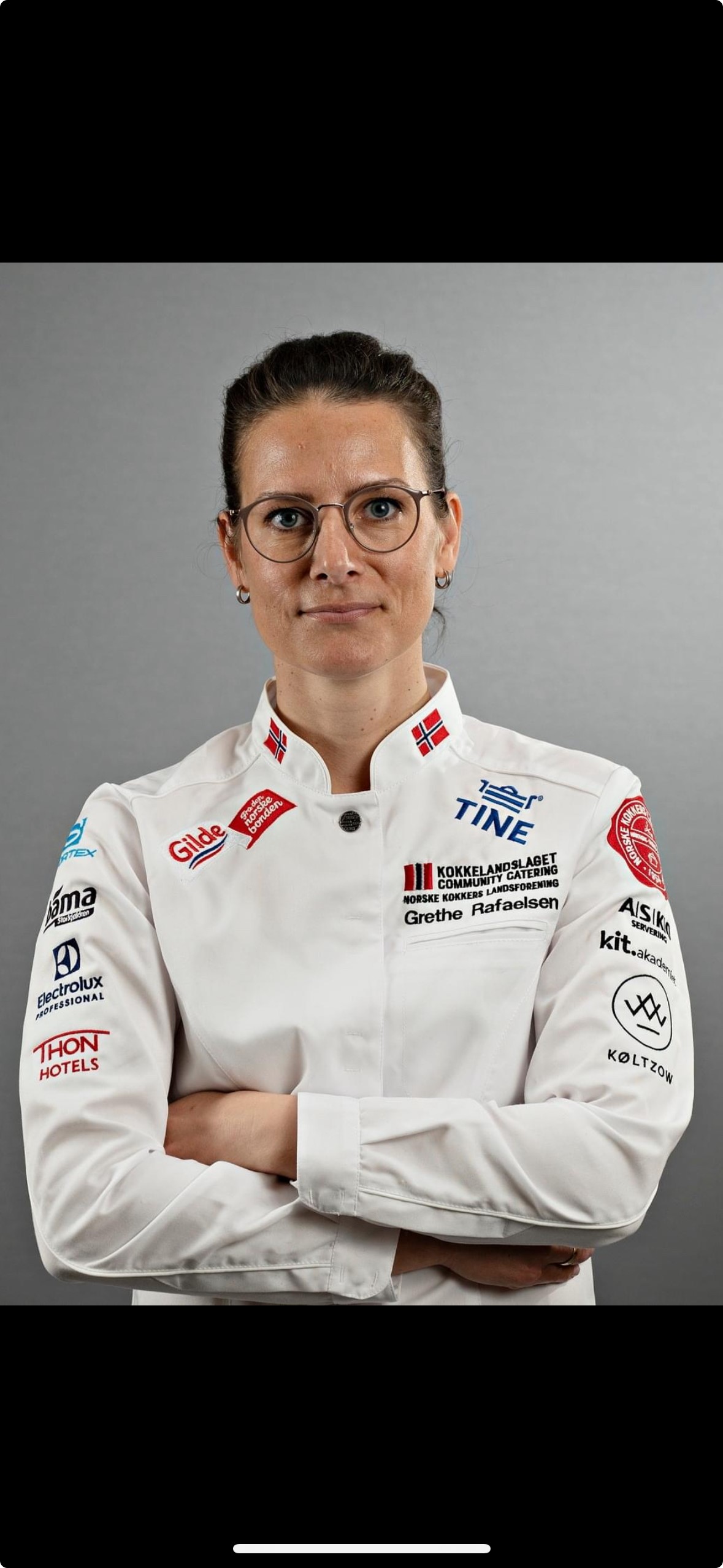 En kvinne i hvit uniform