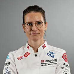 En kvinne i hvit uniform