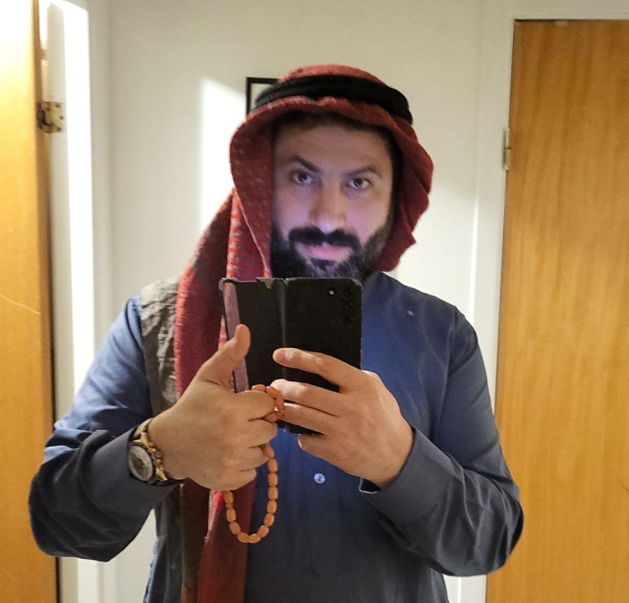 En mann som tar en selfie