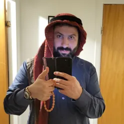 En mann som tar en selfie