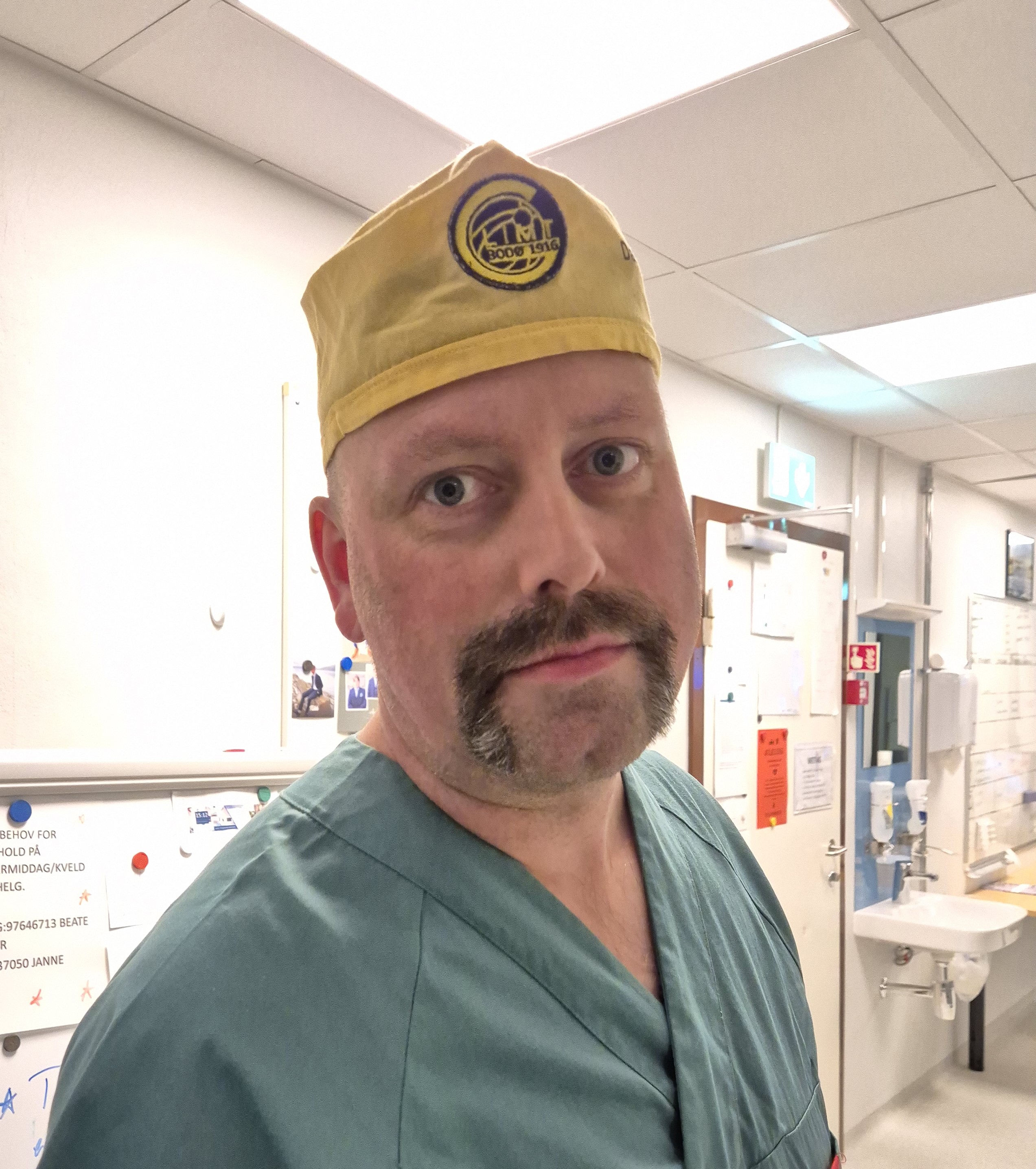 En mann med gul hatt