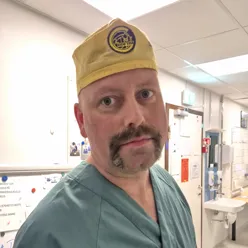 En mann med gul hatt