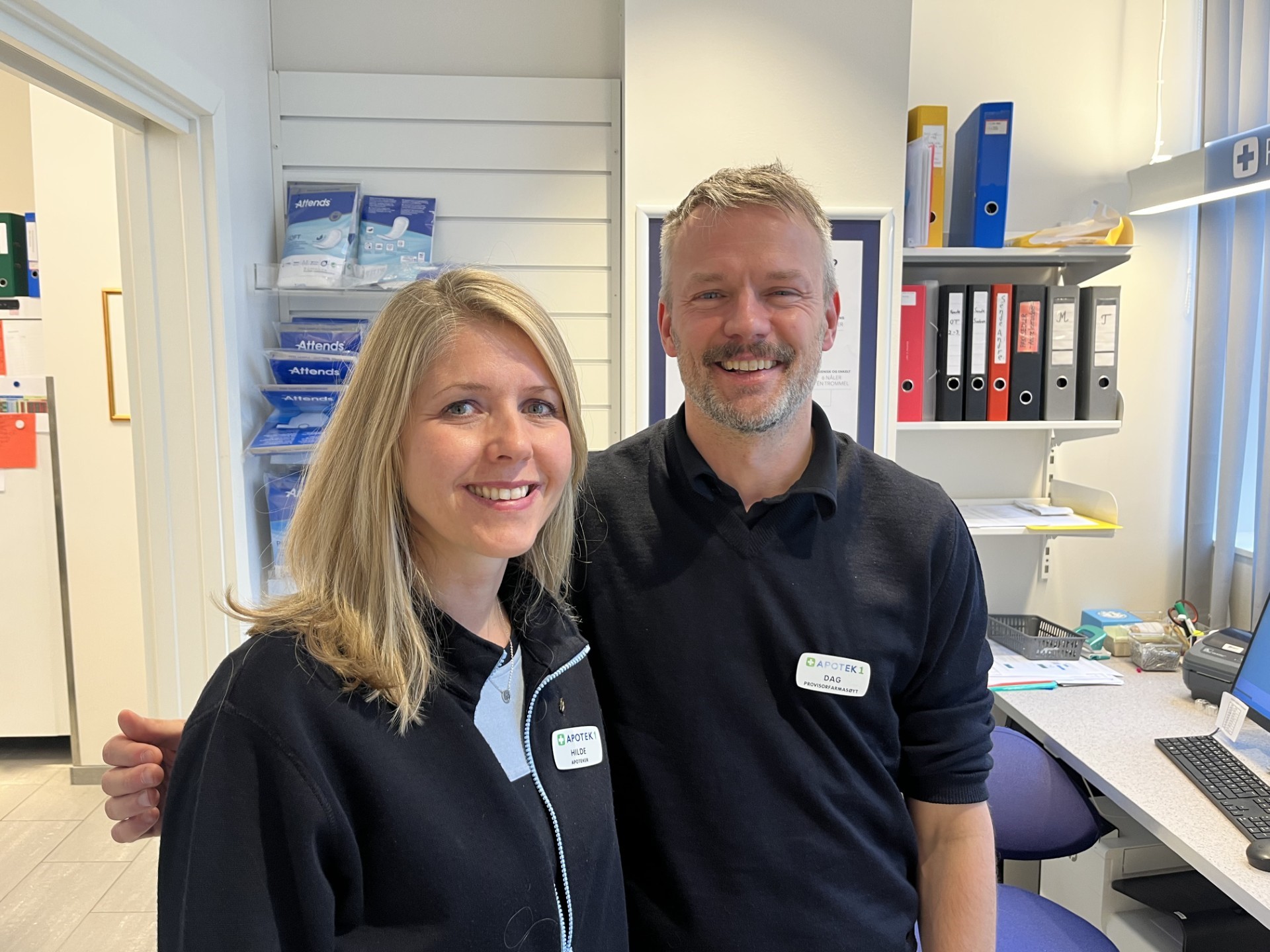 En mann og en kvinne som poserer for et bilde