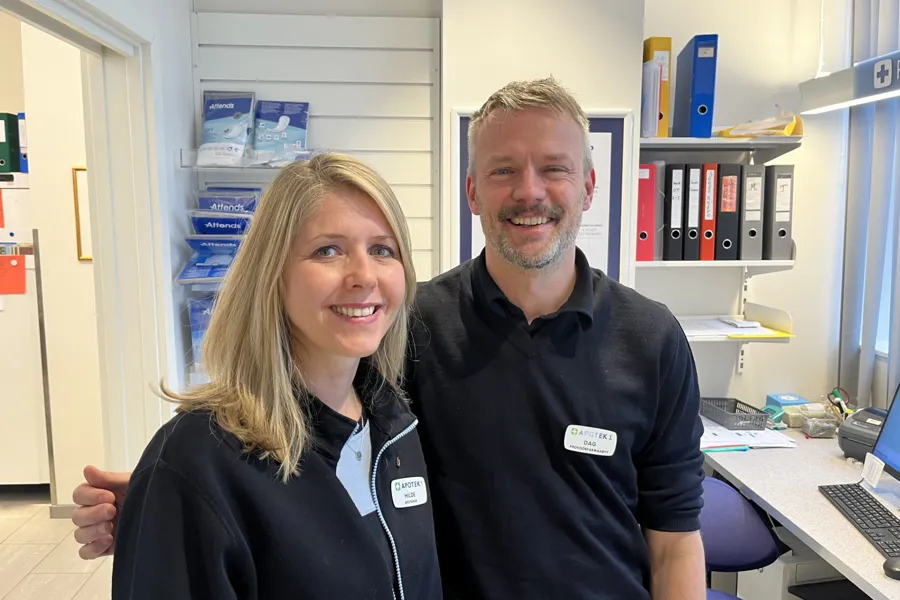 En mann og en kvinne som poserer for et bilde