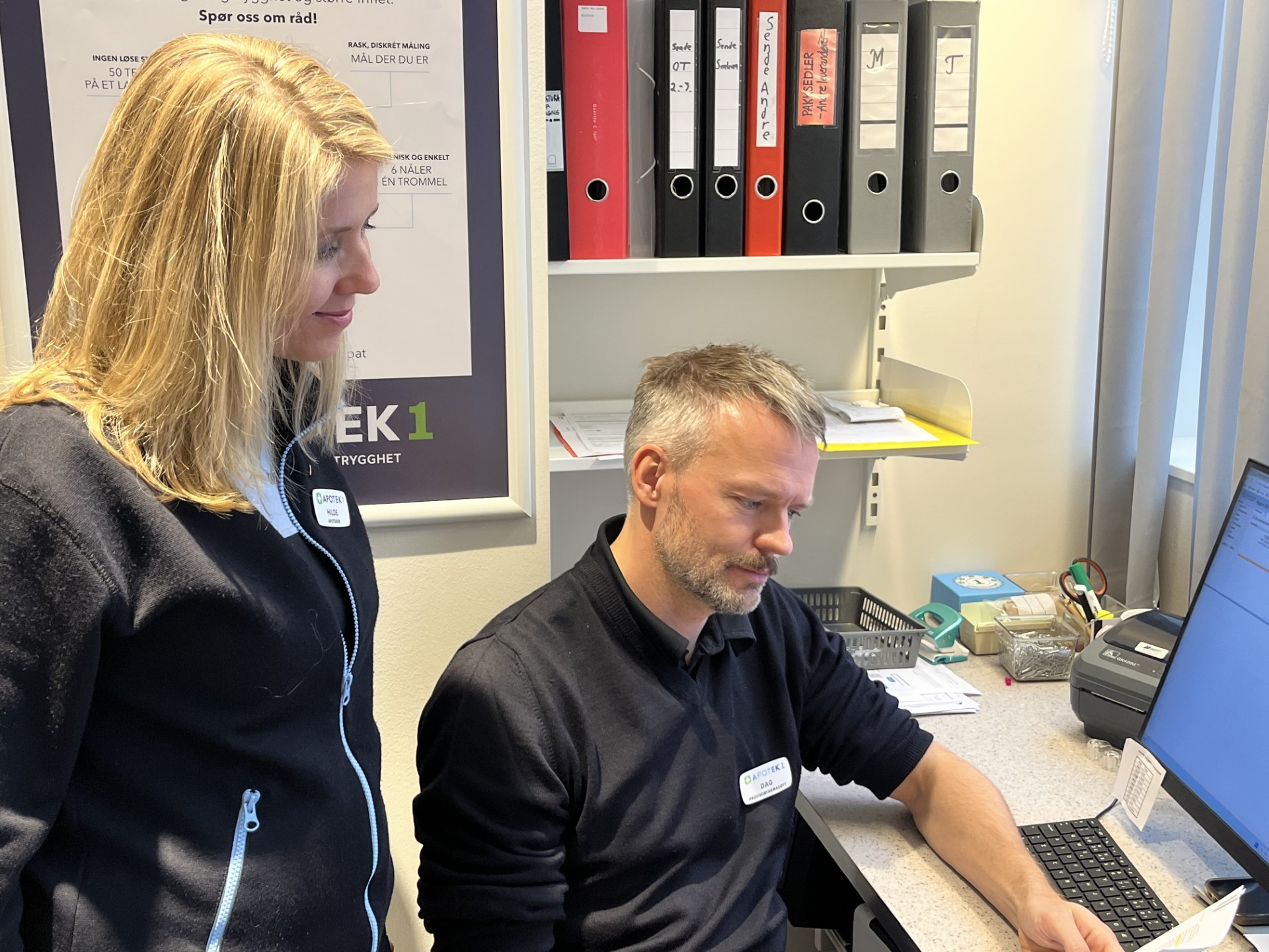 En mann og en kvinne som ser på en dataskjerm