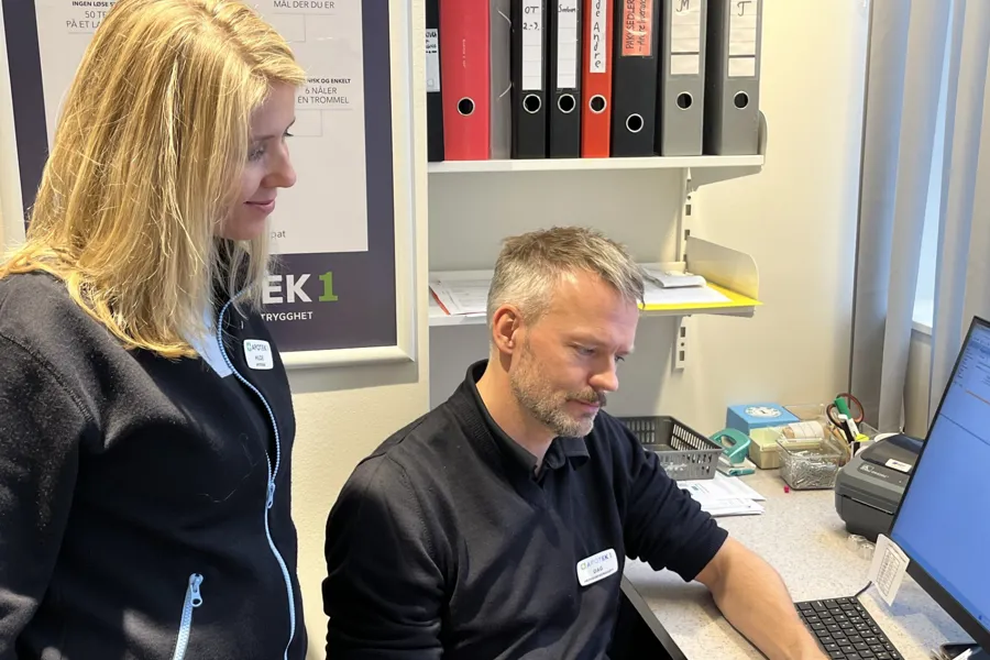 En mann og en kvinne som ser på en dataskjerm