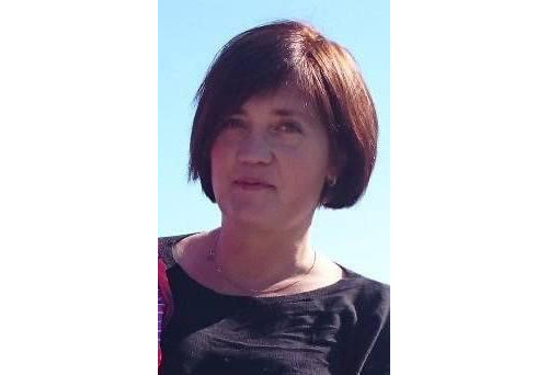 En kvinne med kort hår