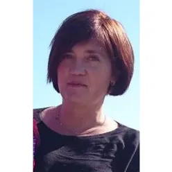 En kvinne med kort hår