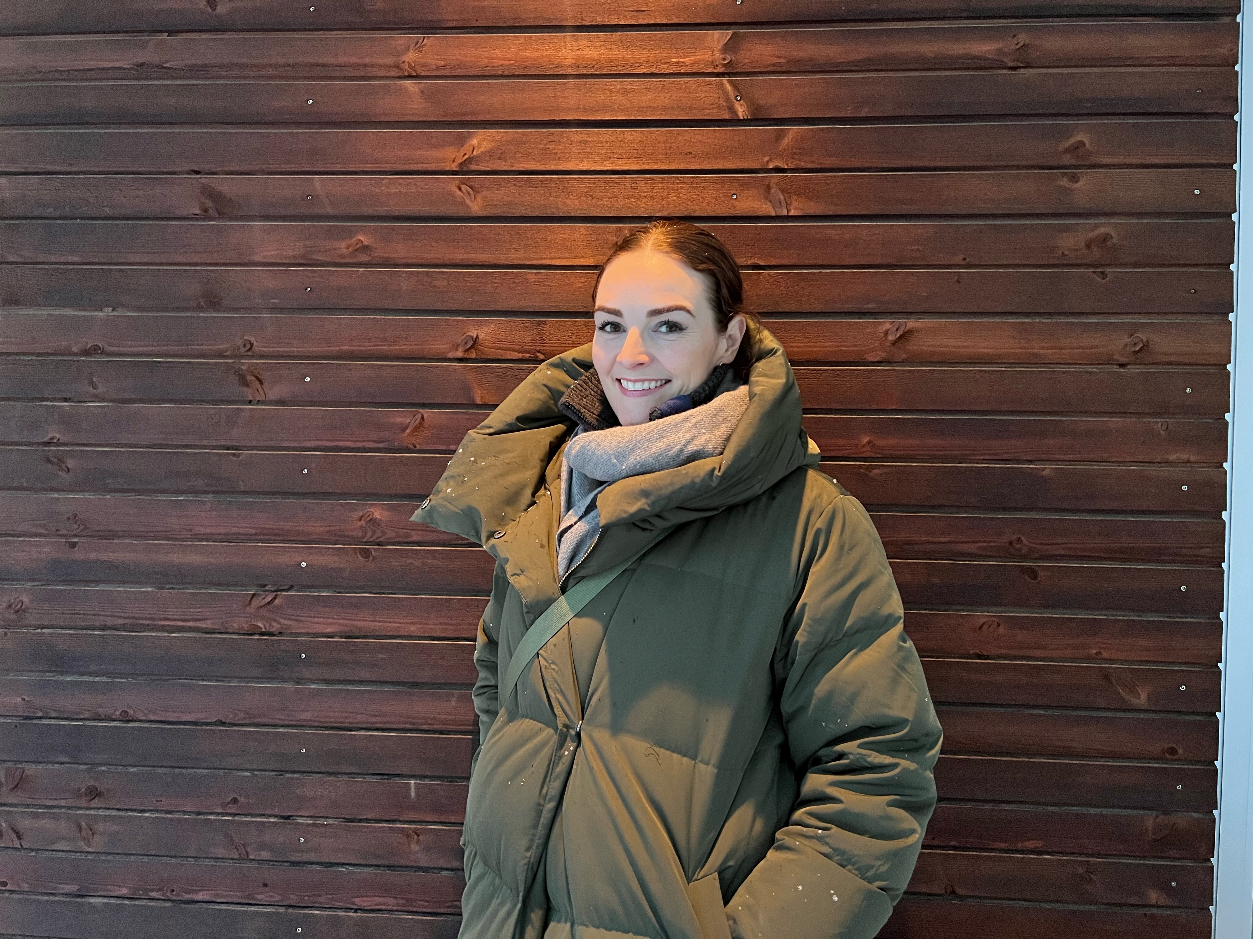 En kvinne iført skjerf og frakk