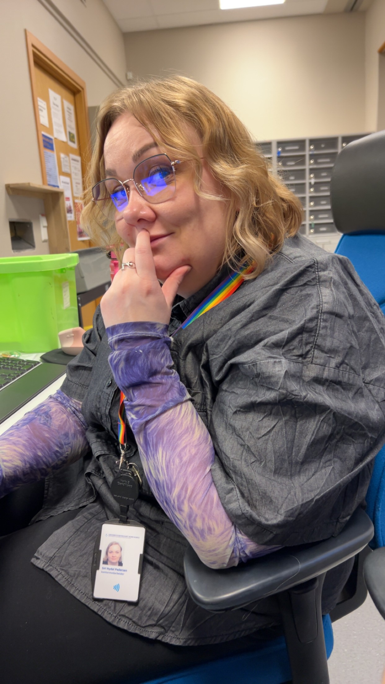 En kvinne som bruker briller