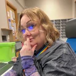 En kvinne som bruker briller