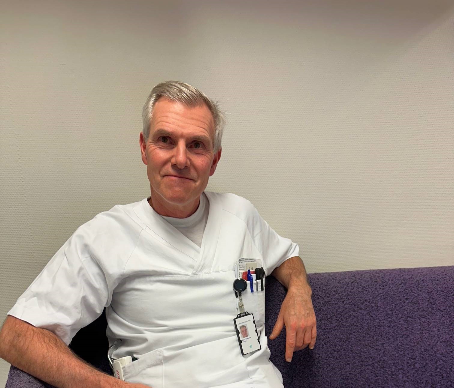 En mann som sitter på en sofa