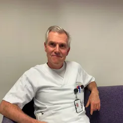 En mann som sitter på en sofa