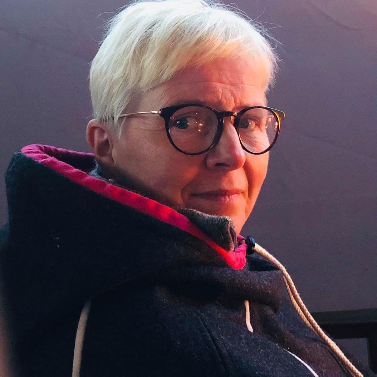 En kvinne med briller