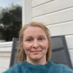 En kvinne med blondt hår