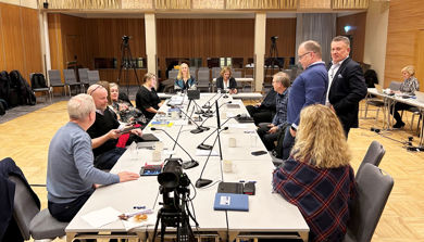 En gruppe mennesker som sitter rundt et bord