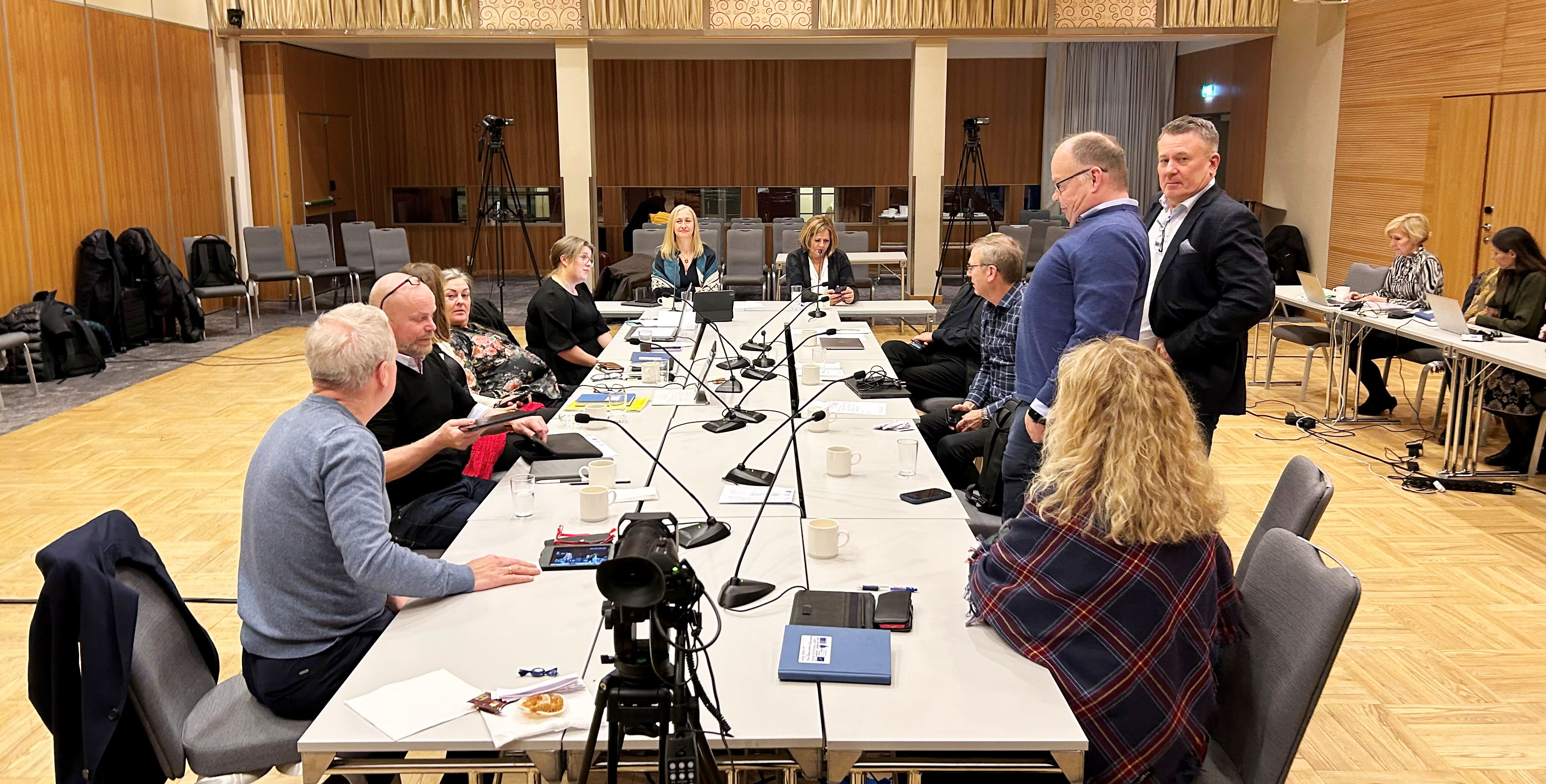 En gruppe mennesker som sitter rundt et bord