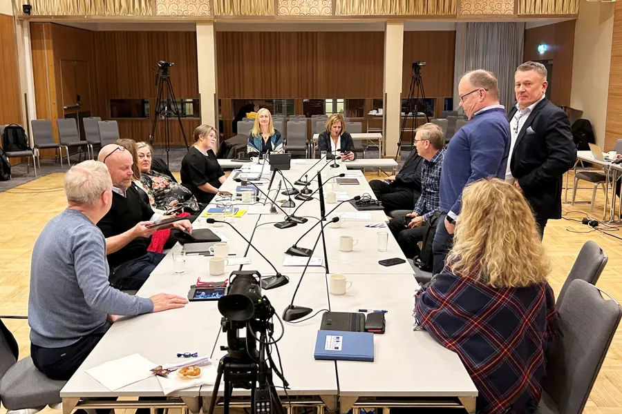 En gruppe mennesker som sitter rundt et bord