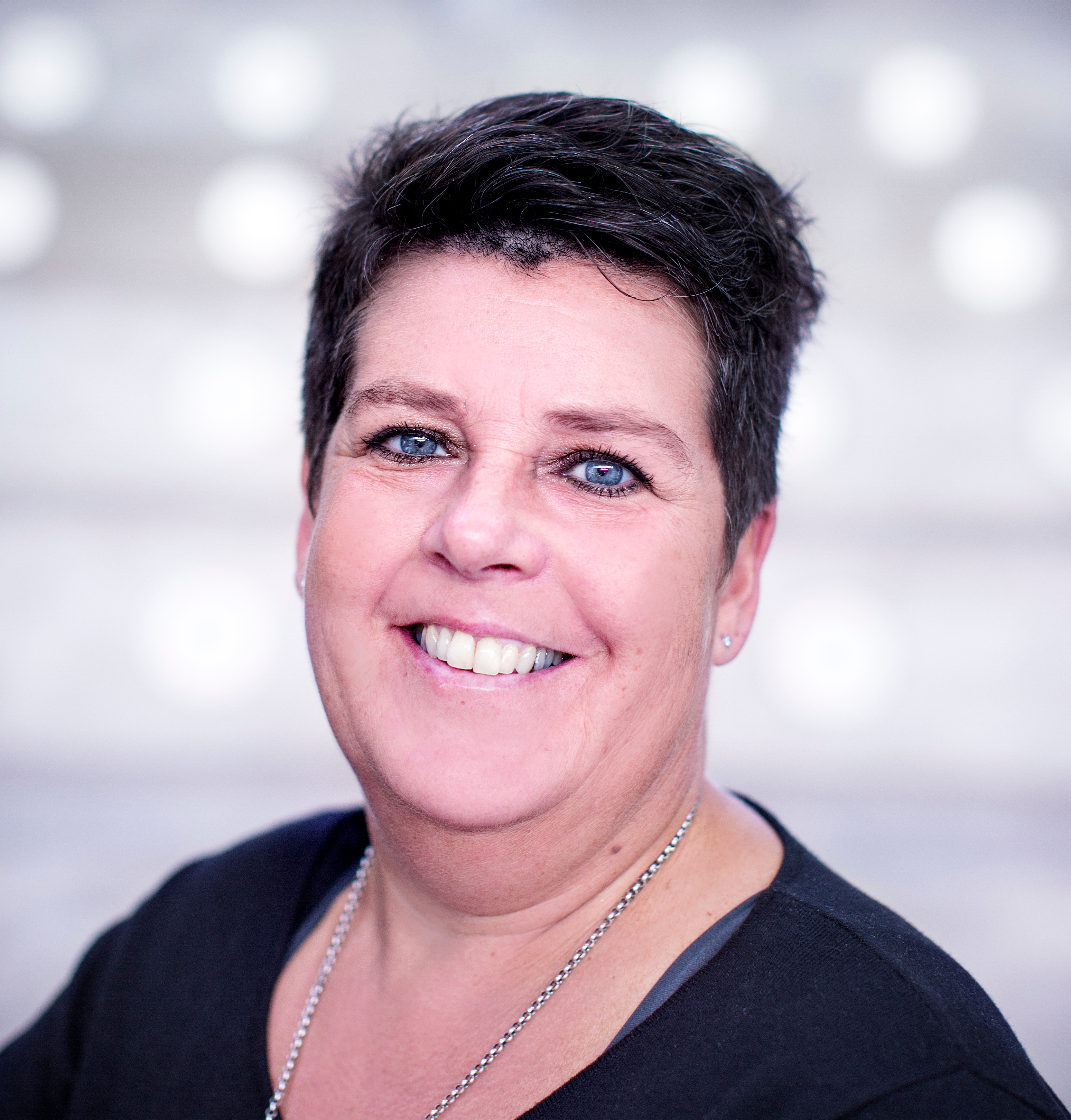 Kvinne med kort hår