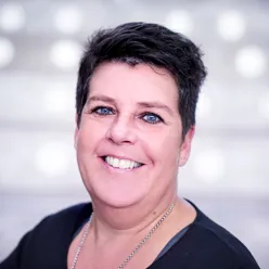 Kvinne med kort hår