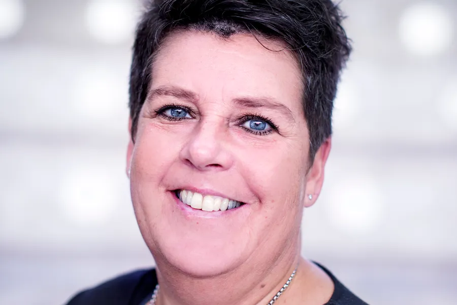 Kvinne med kort hår