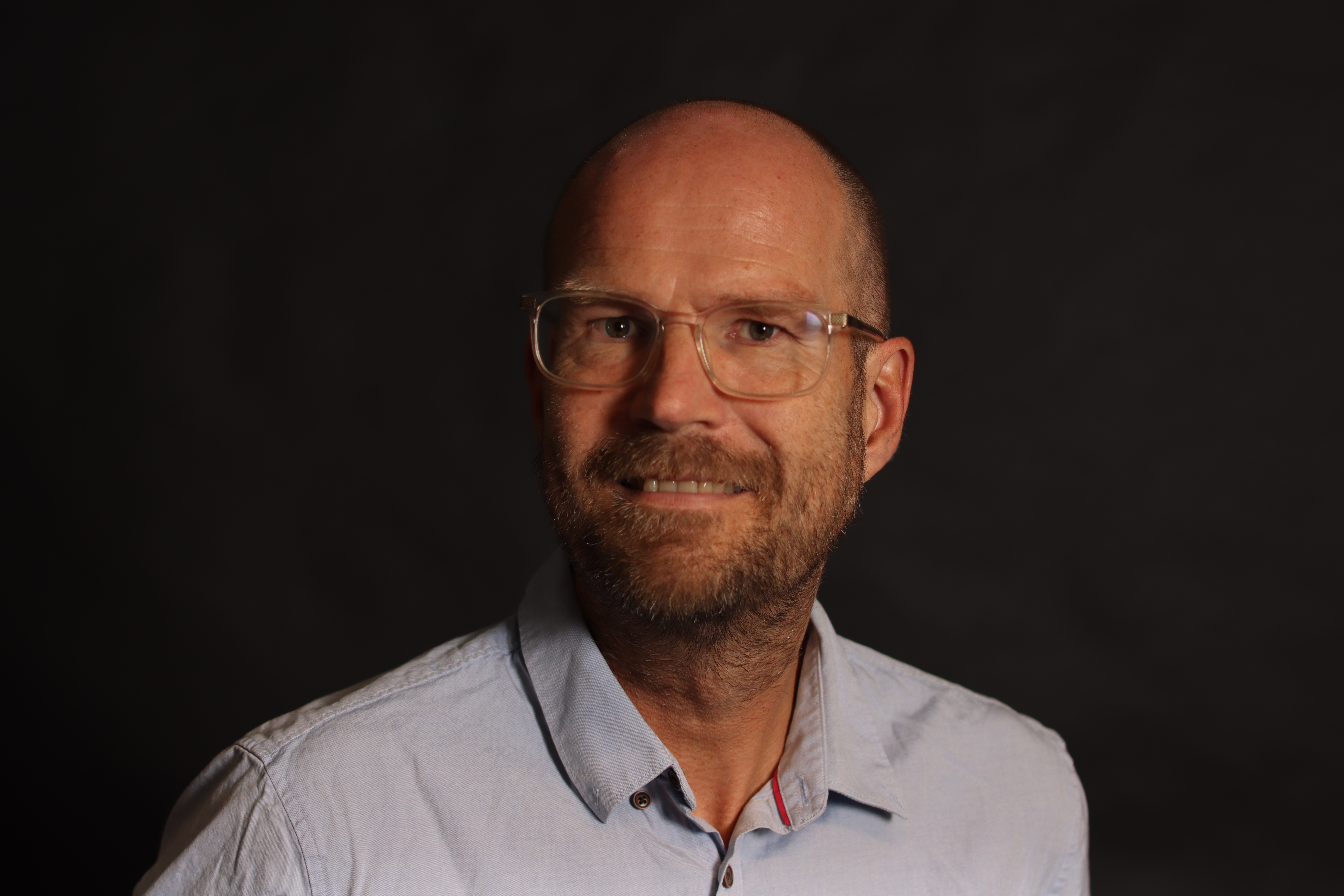 En mann med briller og skjegg