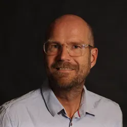 En mann med briller og skjegg